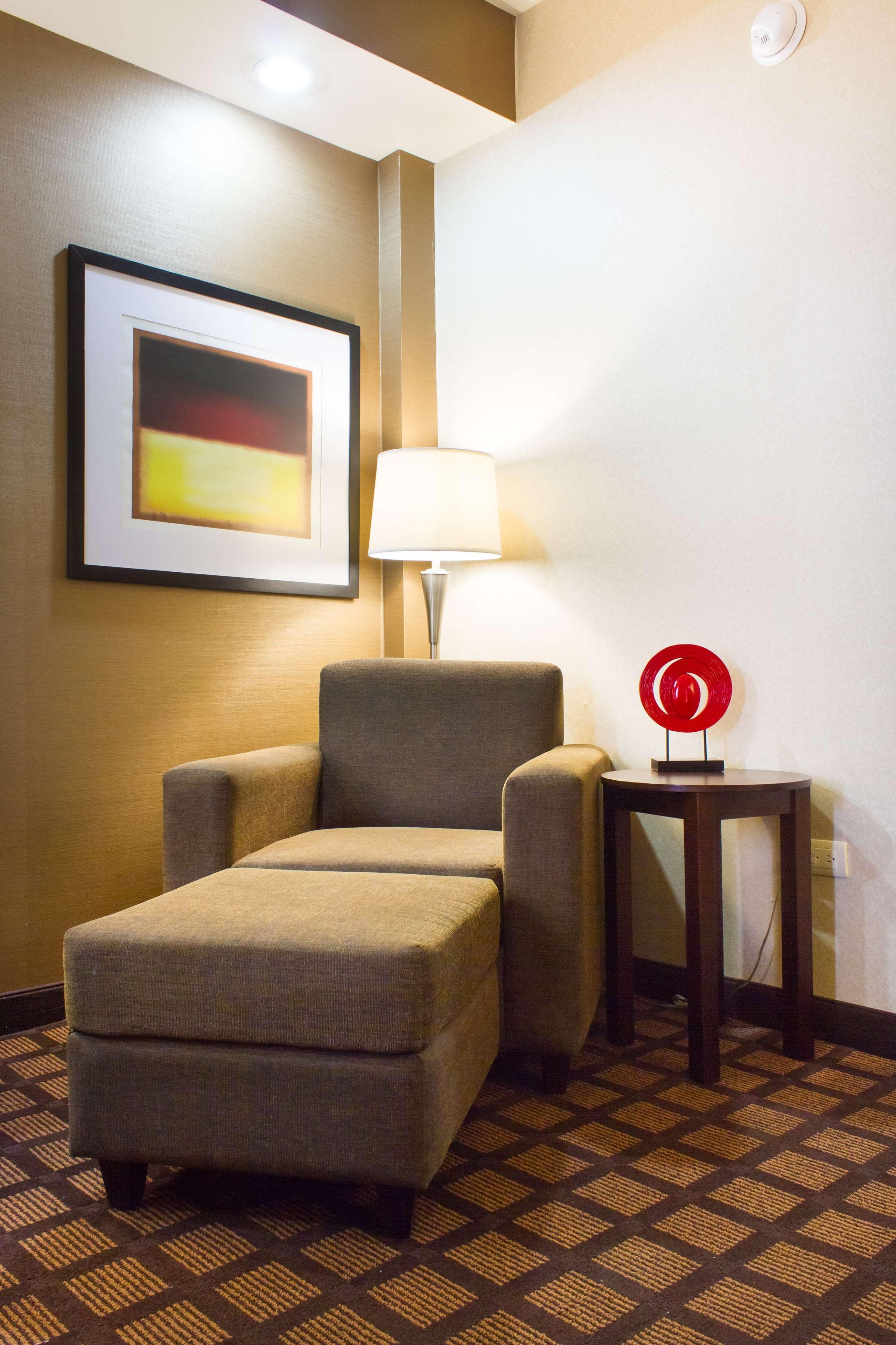 蒙特雷空港贝斯特韦斯特酒店 外观 照片 A lamp on a side table