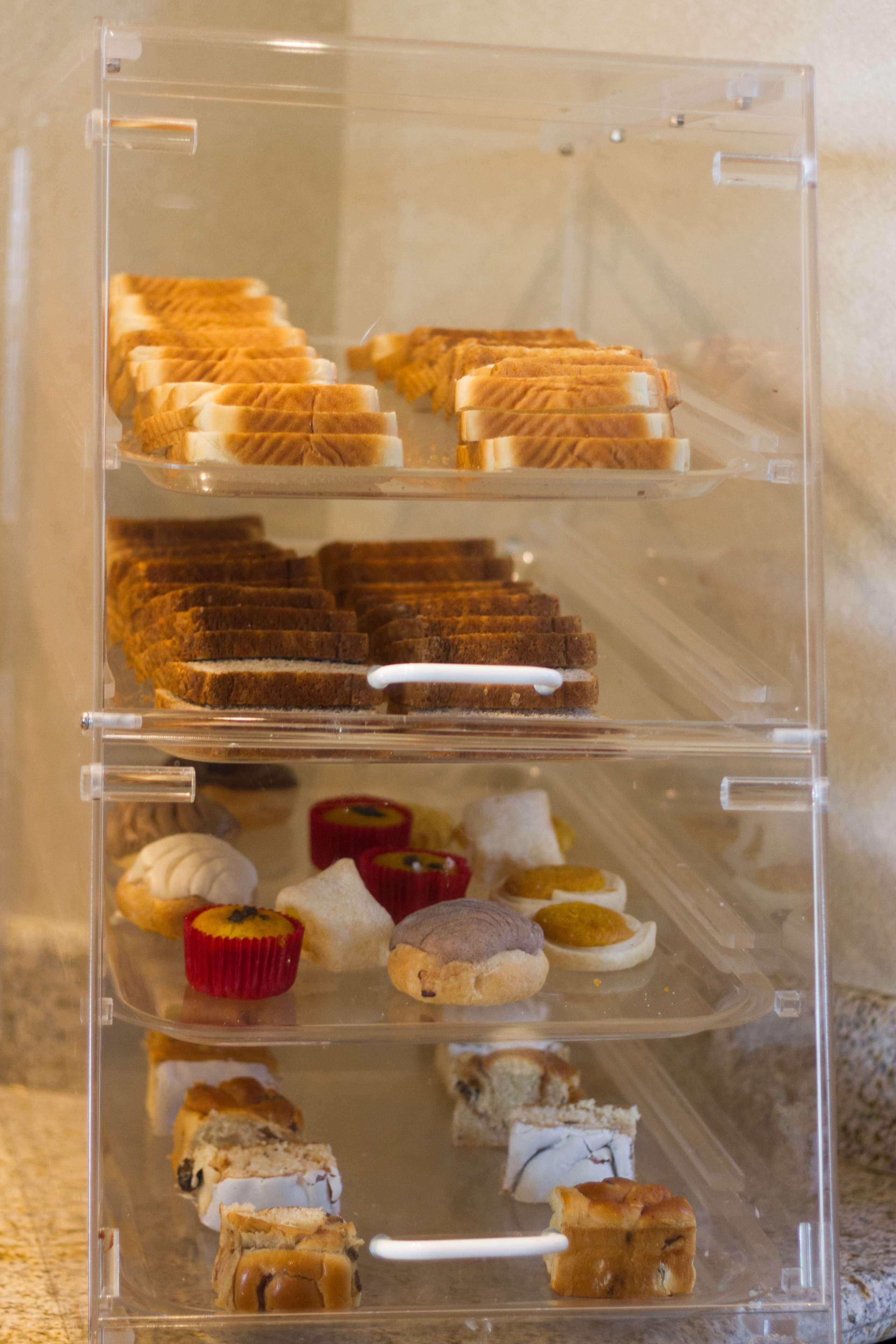 蒙特雷空港贝斯特韦斯特酒店 外观 照片 A display case