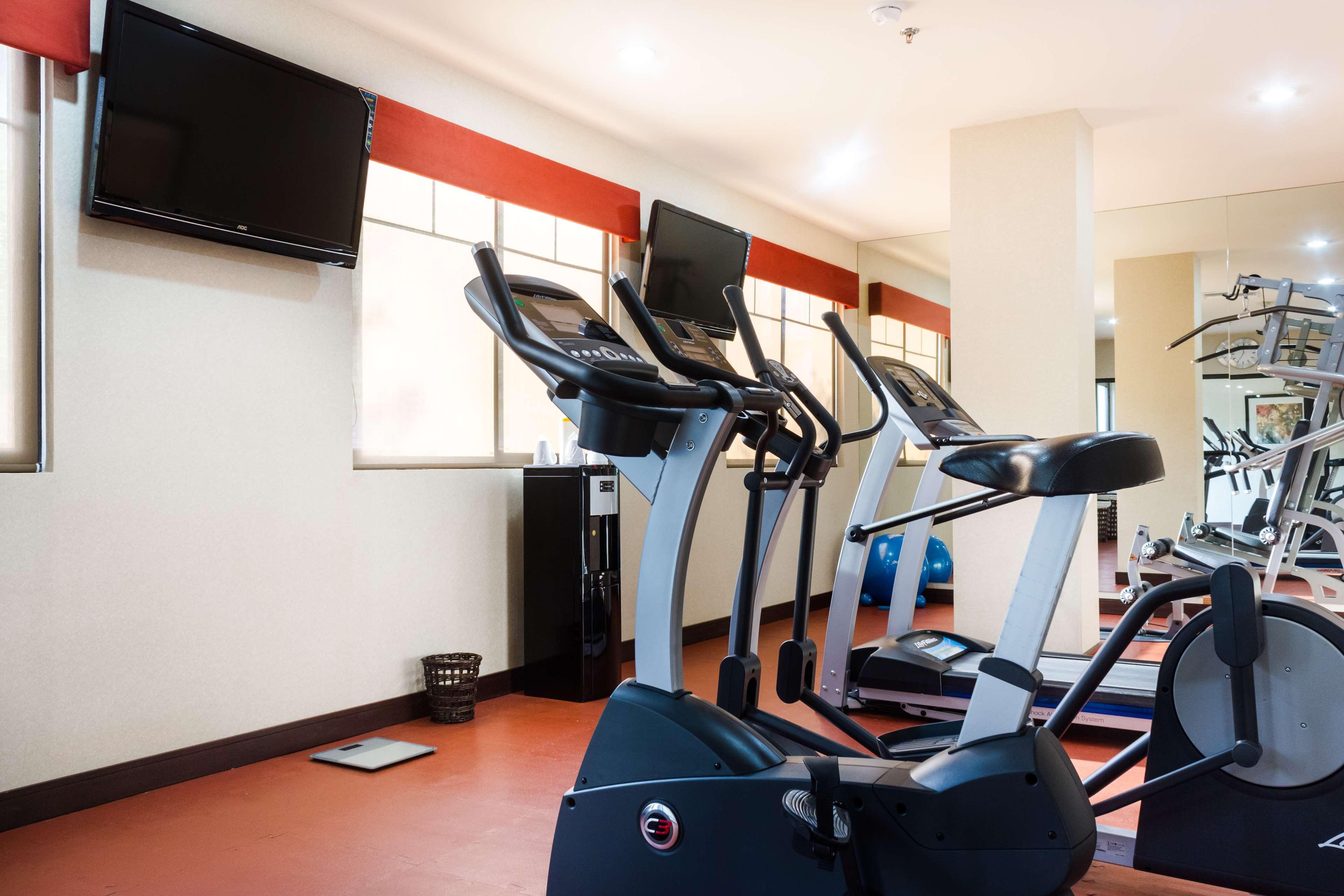 蒙特雷空港贝斯特韦斯特酒店 外观 照片 The gym at the hotel