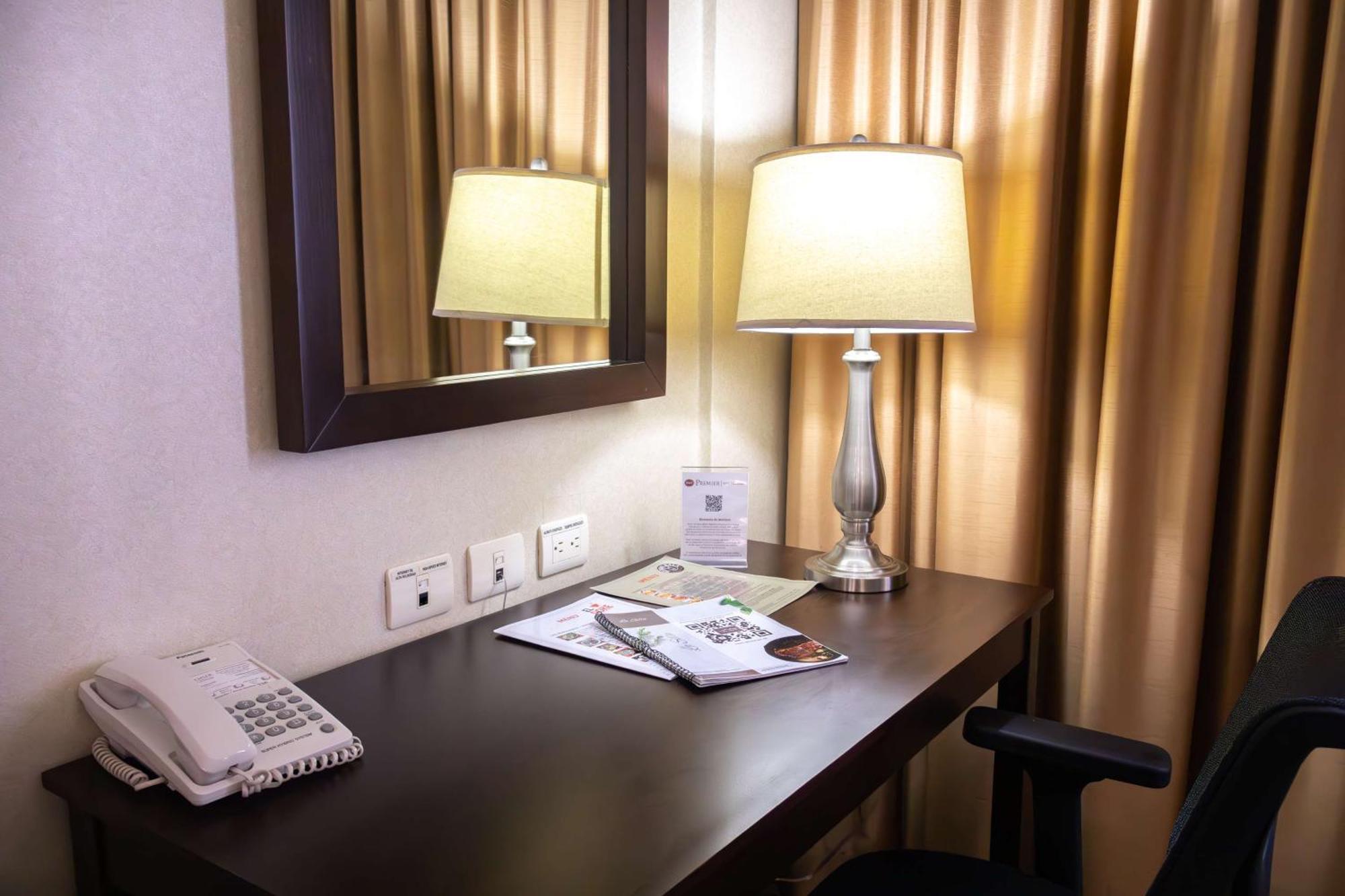 蒙特雷空港贝斯特韦斯特酒店 外观 照片 A work desk in a hotel room