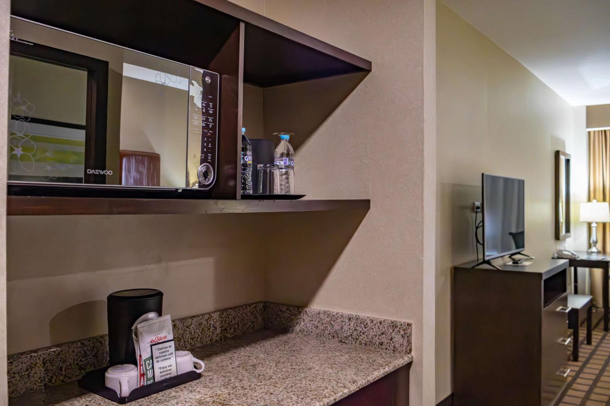 蒙特雷空港贝斯特韦斯特酒店 外观 照片 A microwave in a hotel room