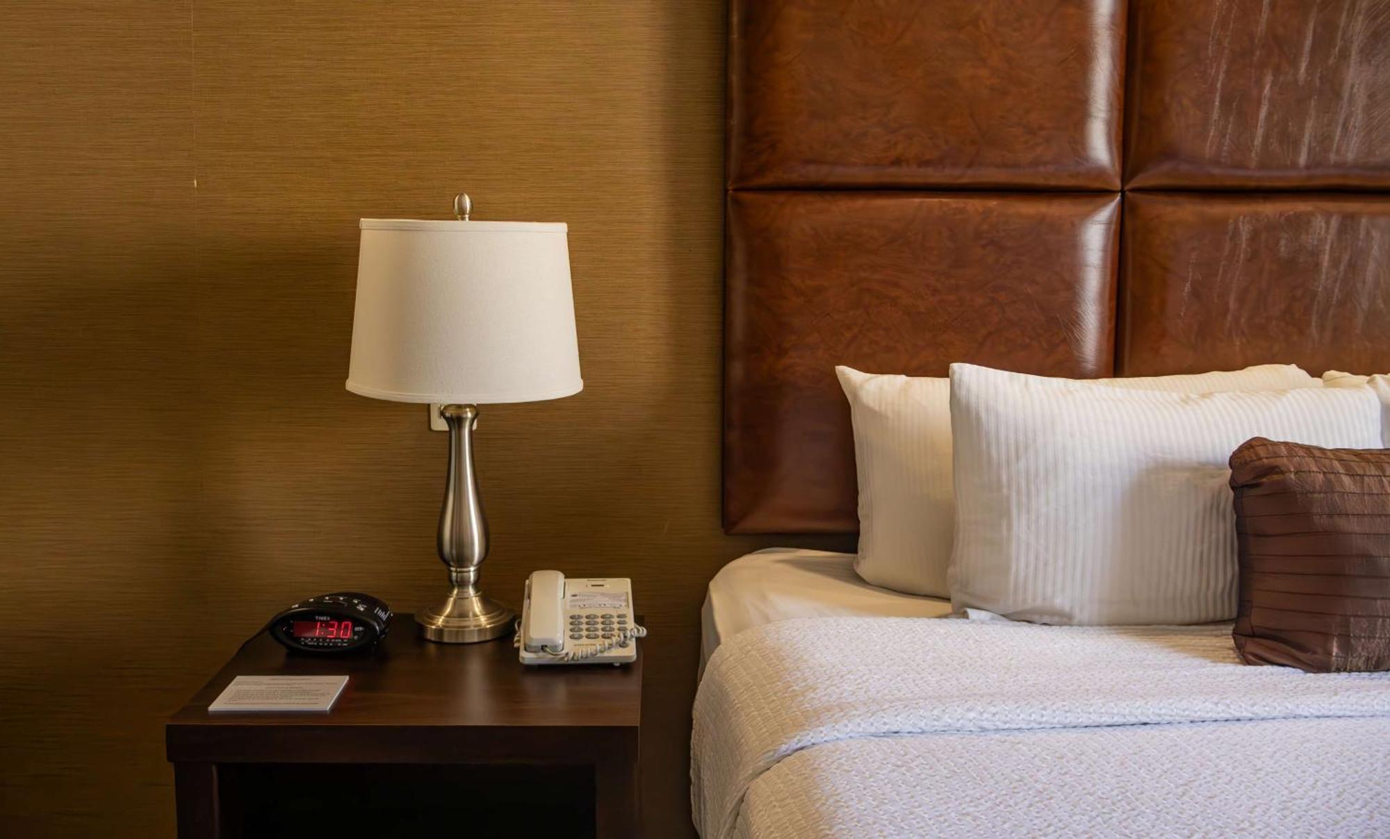 蒙特雷空港贝斯特韦斯特酒店 外观 照片 A lamp on a nightstand