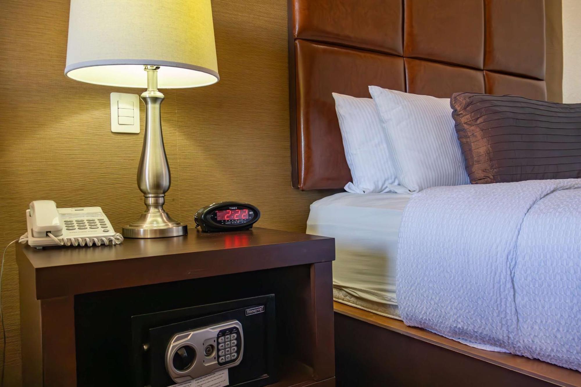 蒙特雷空港贝斯特韦斯特酒店 外观 照片 A safe in a hotel room