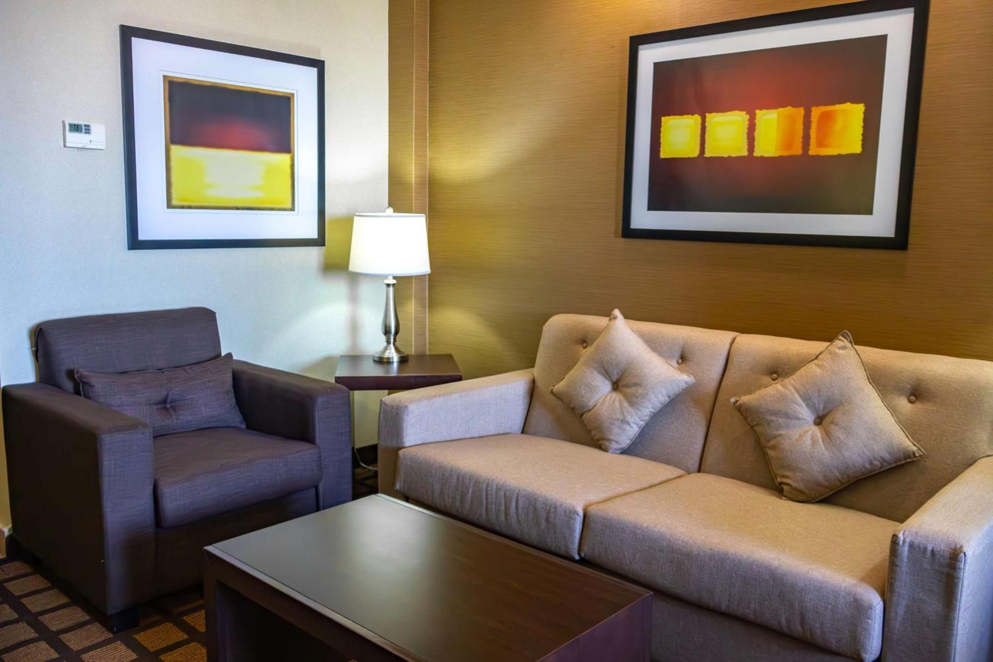蒙特雷空港贝斯特韦斯特酒店 外观 照片 A living room in a typical hotel suite
