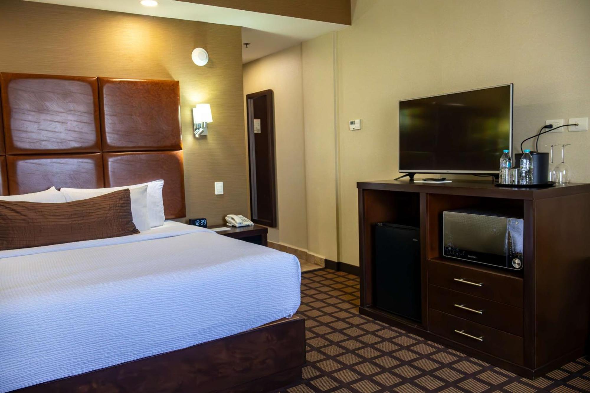 蒙特雷空港贝斯特韦斯特酒店 外观 照片 A room at the Hilton Garden Inn in San Francisco