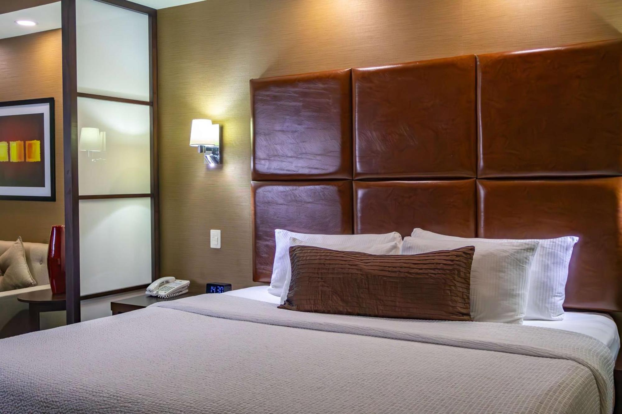 蒙特雷空港贝斯特韦斯特酒店 外观 照片 A typical bedroom at the Residence Inn