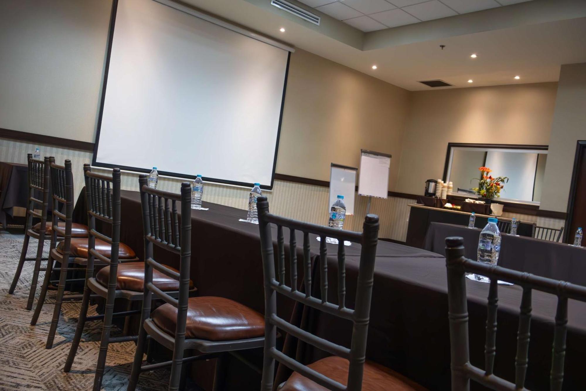 蒙特雷空港贝斯特韦斯特酒店 外观 照片 A meeting room at the hotel
