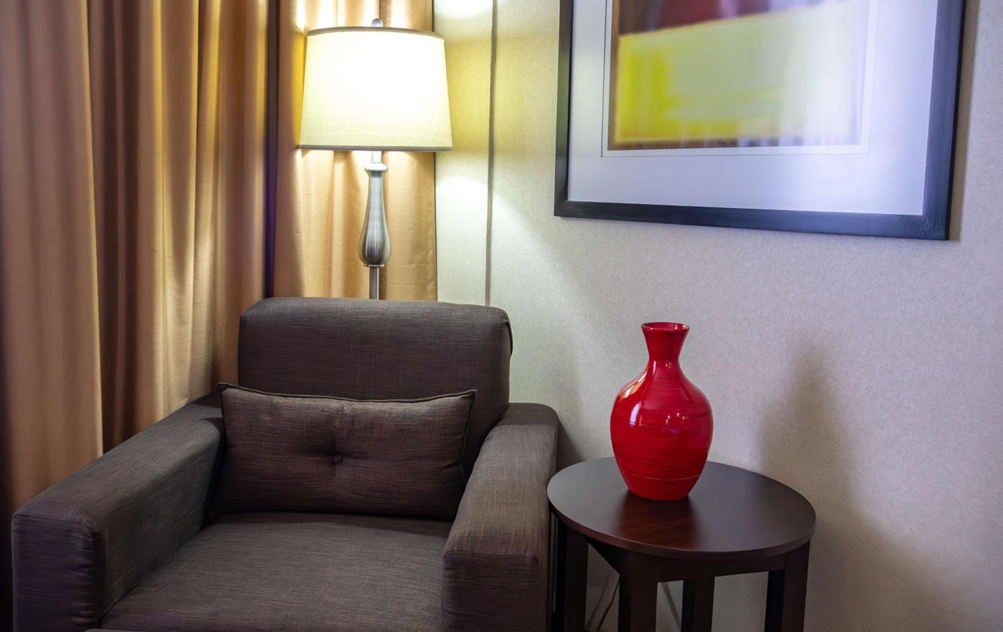 蒙特雷空港贝斯特韦斯特酒店 外观 照片 A vase on a table