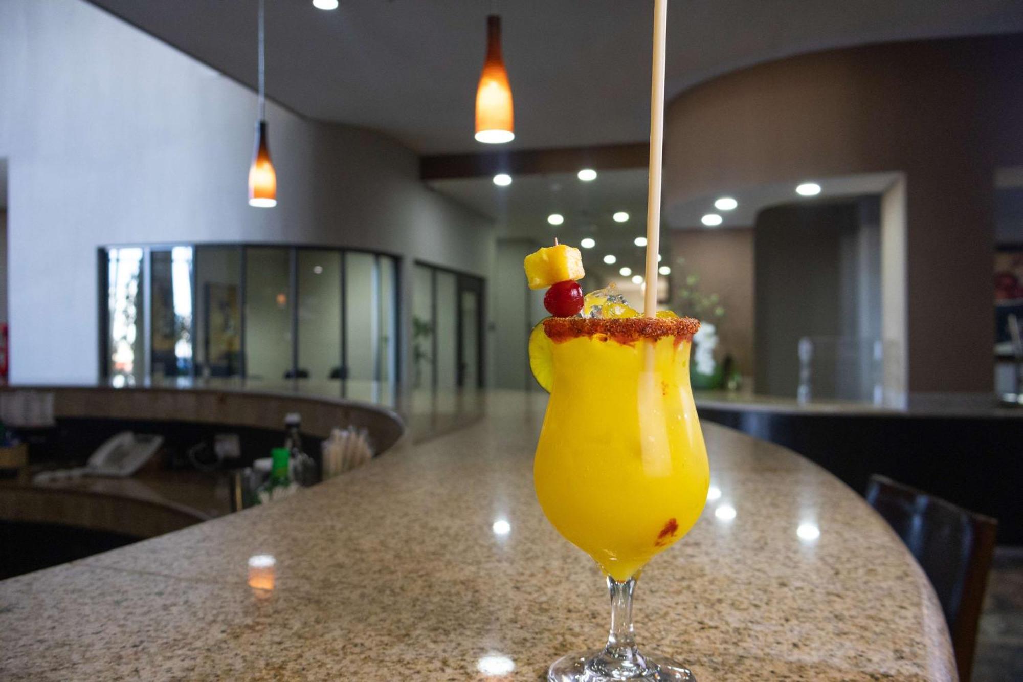 蒙特雷空港贝斯特韦斯特酒店 外观 照片 A mango margarita