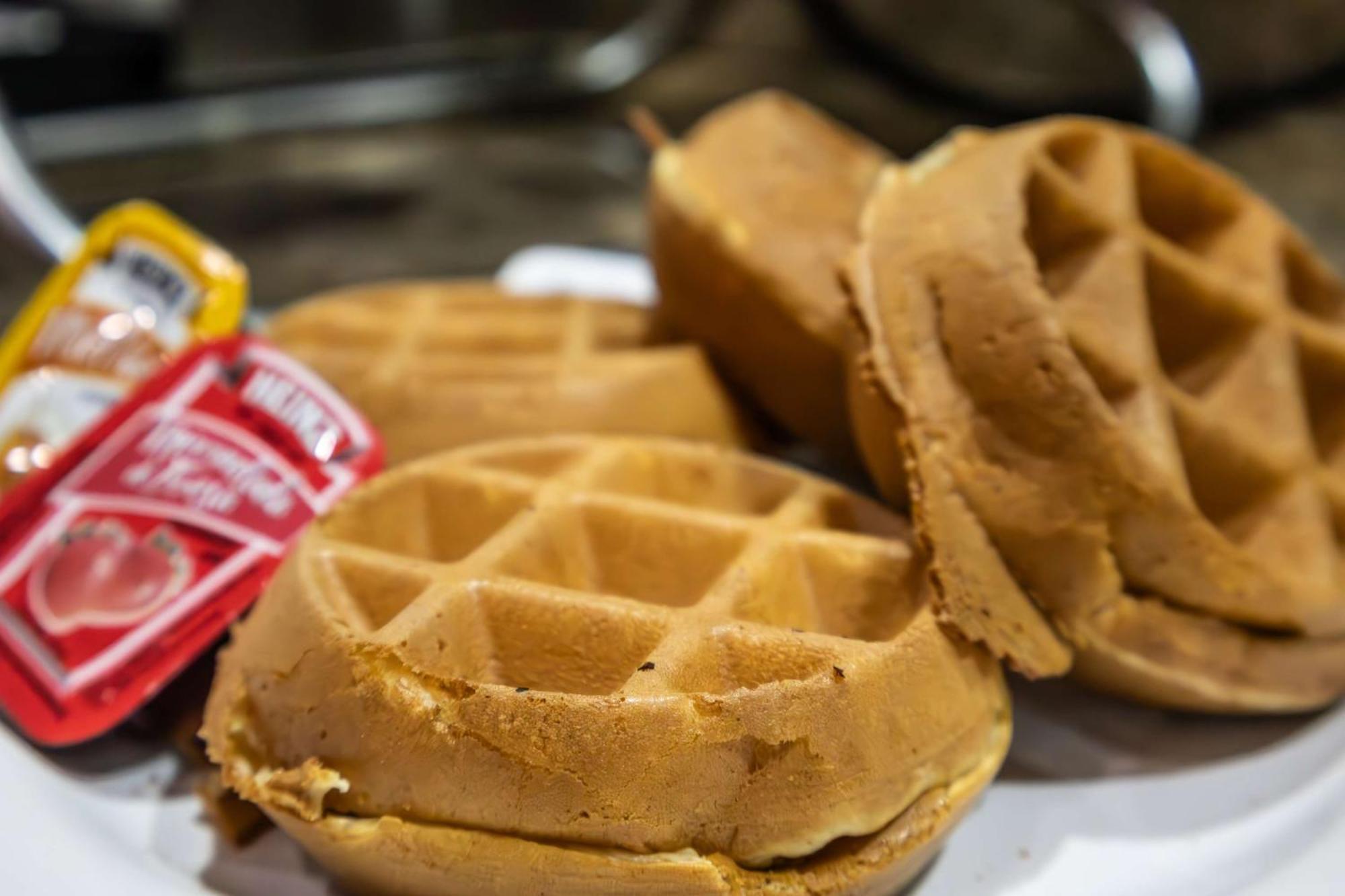 蒙特雷空港贝斯特韦斯特酒店 外观 照片 A waffle sandwich