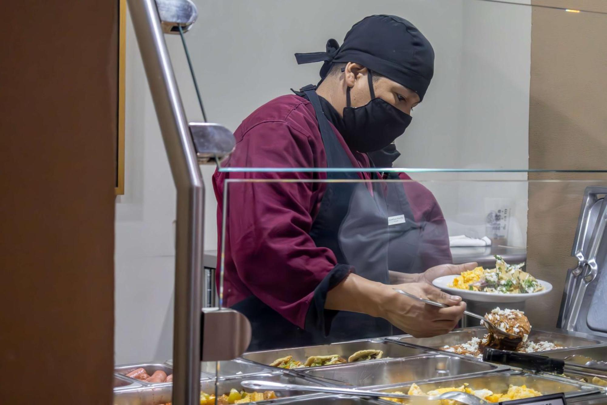 蒙特雷空港贝斯特韦斯特酒店 外观 照片 A cook wearing a face mask at a hospital in New York City