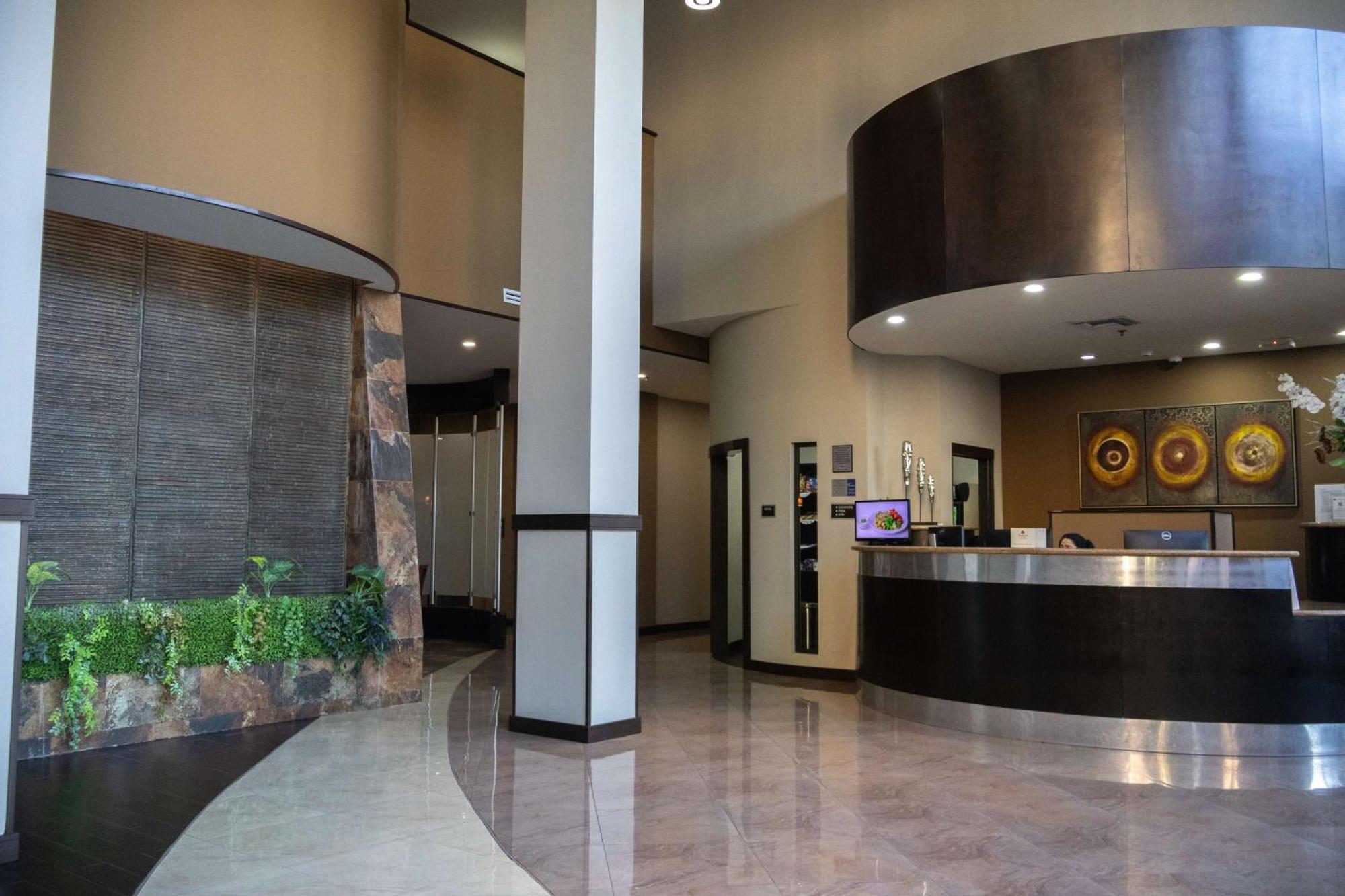 蒙特雷空港贝斯特韦斯特酒店 外观 照片 Interior of the lobby