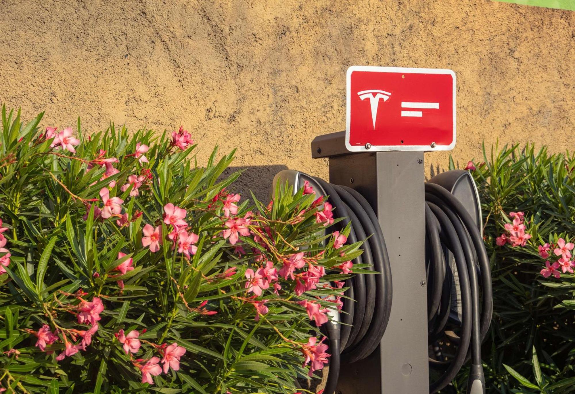 蒙特雷空港贝斯特韦斯特酒店 外观 照片 Tesla Supercharger station in Spain