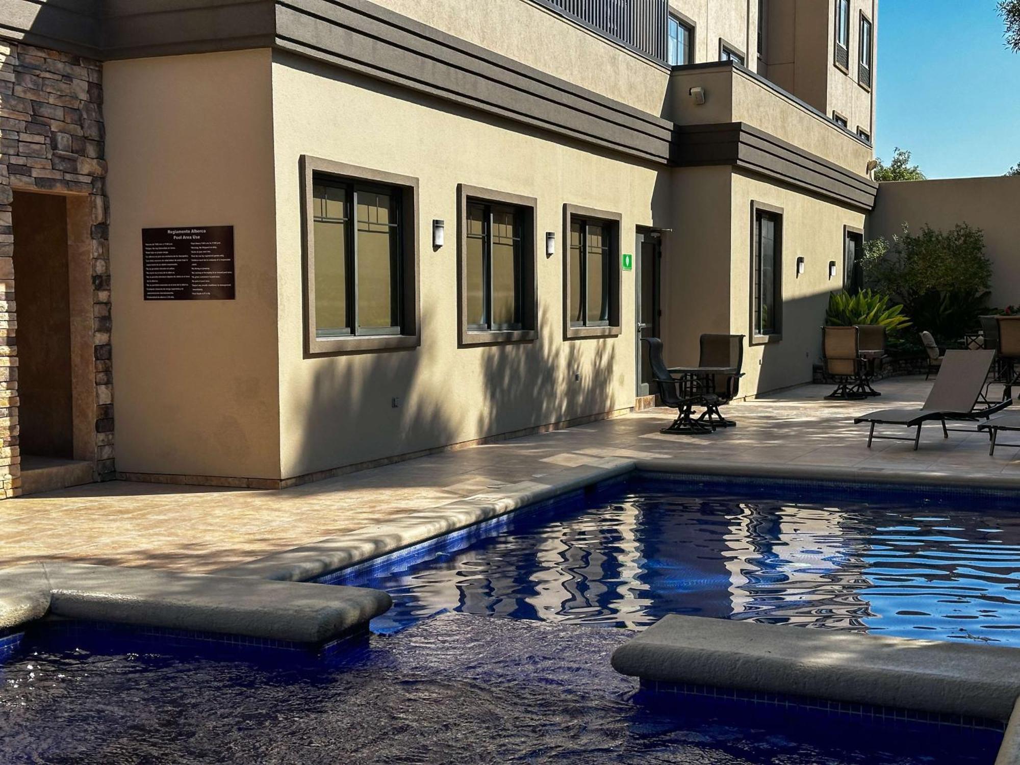 蒙特雷空港贝斯特韦斯特酒店 外观 照片 The pool at the hotel
