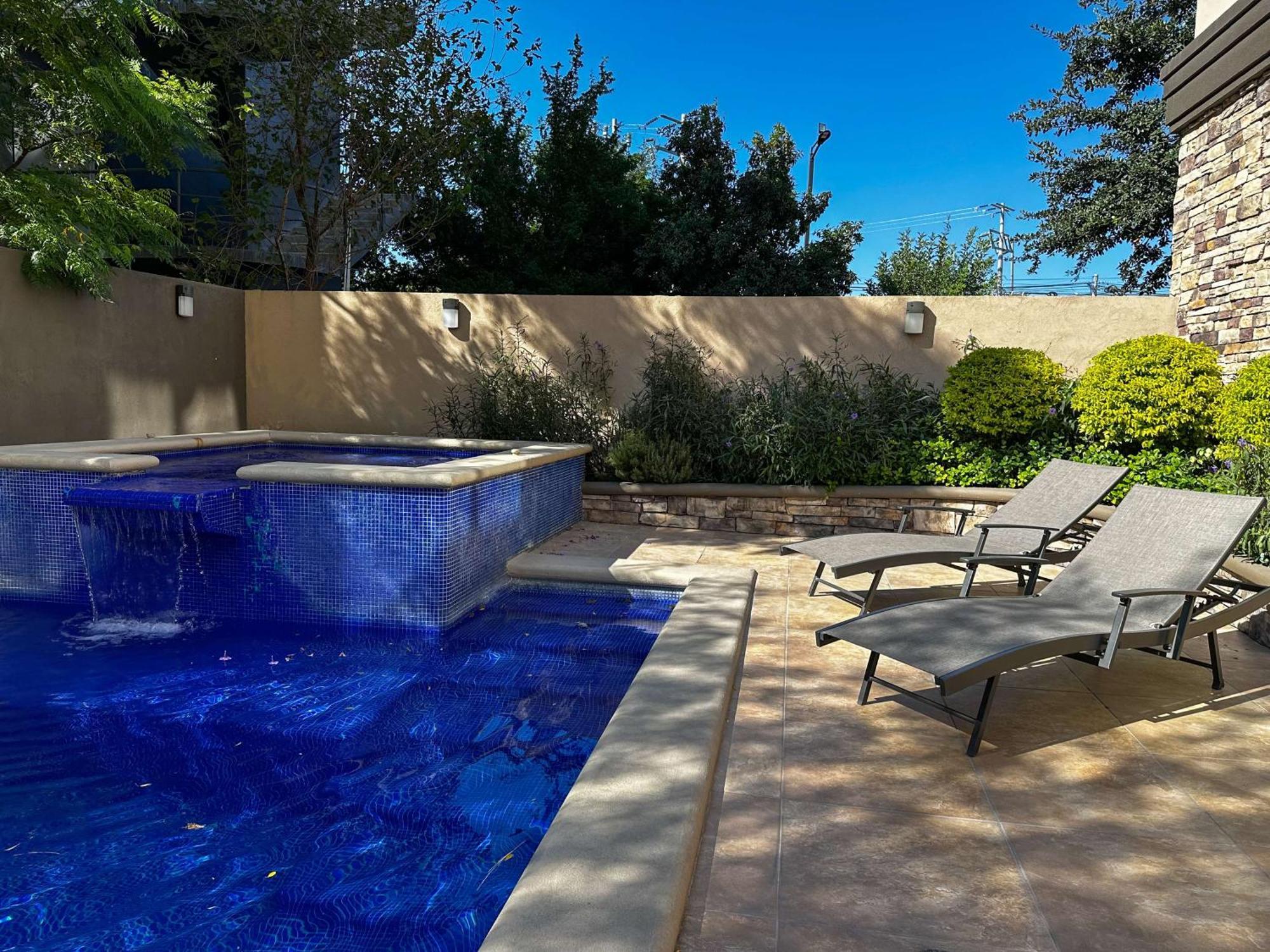 蒙特雷空港贝斯特韦斯特酒店 外观 照片 A pool at the Four Seasons Hotel in Los Angeles