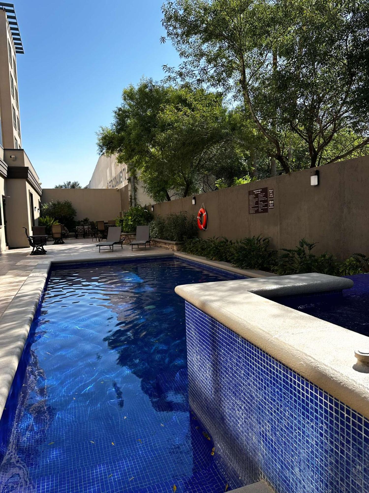 蒙特雷空港贝斯特韦斯特酒店 外观 照片 Swimming pool at the hotel