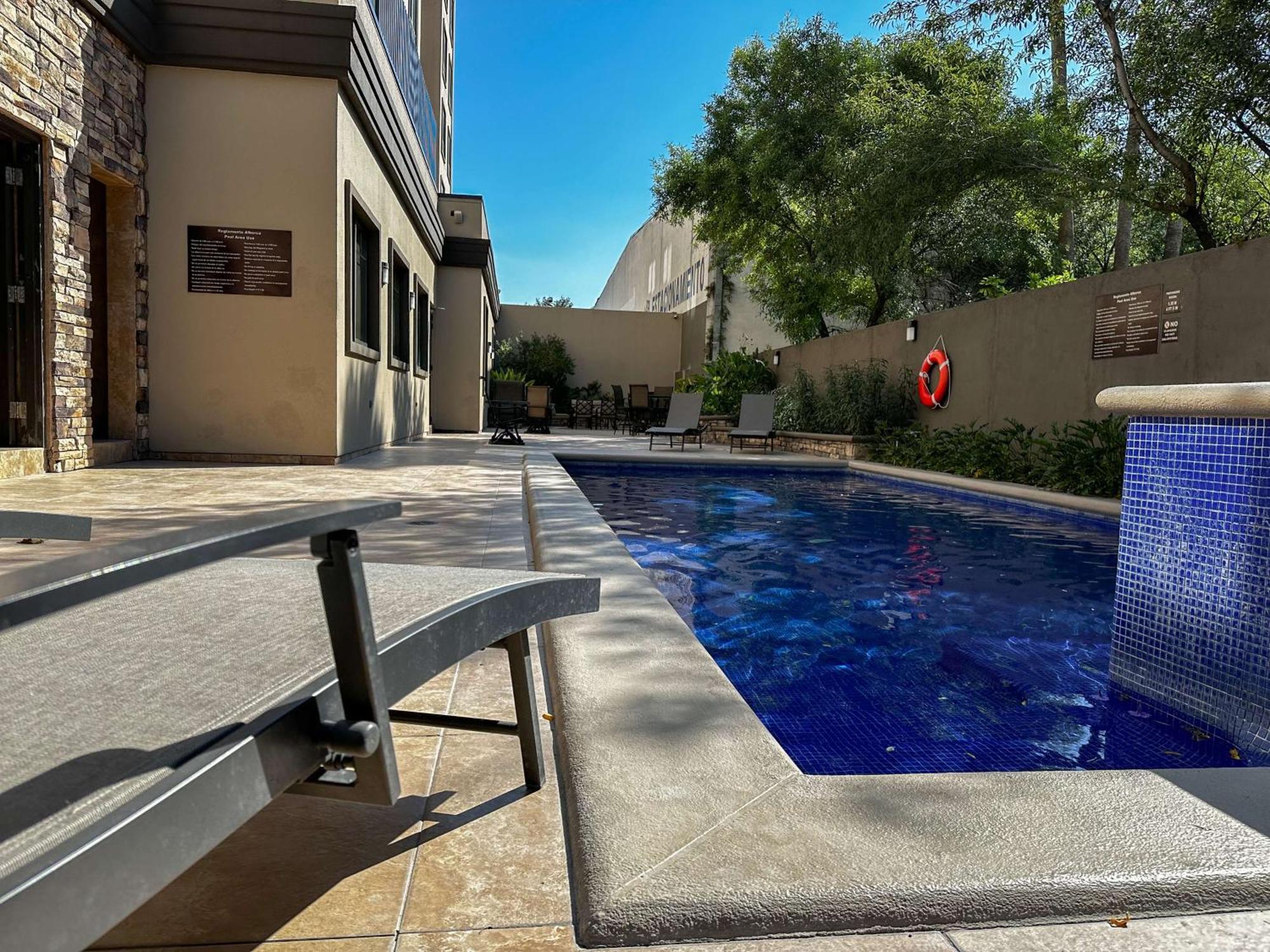 蒙特雷空港贝斯特韦斯特酒店 外观 照片 Swimming pool at the hotel